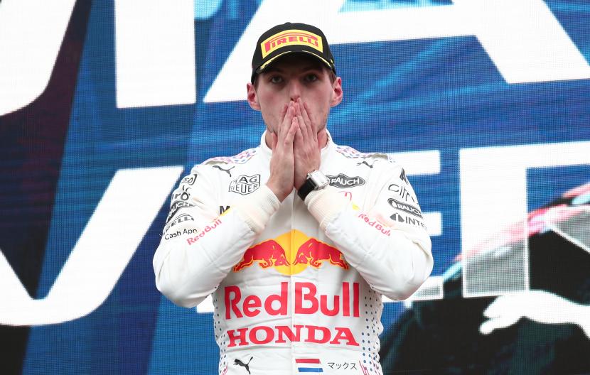 Pembalap Formula Satu Belanda Max Verstappen dari Red Bull Racing bereaksi di atas podium setelah menempati posisi kedua dalam Grand Prix Formula Satu Turki di sirkuit Intercity Istanbul Park di Istanbul, Turki, 10 Oktober 2021. 