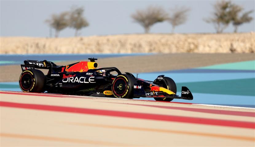 Pembalap Formula Satu (F1) asal Belanda, Max Verstappen dari Red Bull Racing, beraksi pada sesi tes pramusim di sirkuit Sakhir, dekat Manama, Bahrain, Kamis, 23 Februari 2023. 