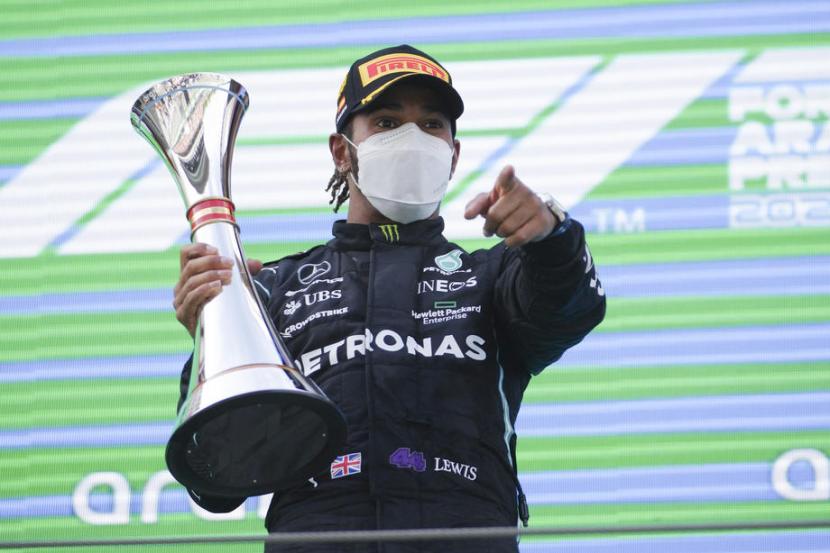 Pembalap Formula Satu (F1) dari Mercedes Lewis Hamilton merayakan gelar juara GP Spanyol 2021 di podium
