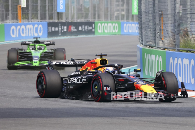 Pembalap Formula Satu (F1) dari Red Bull Racing Max Verstappen (depan) saat kualifikasi GP Miami di Miami International Autodrome, Miami Gardens, Florida, AS, Ahad (4/5/2025) dini hari WIB.