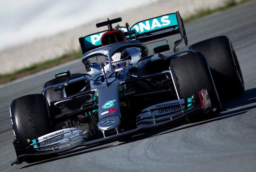 Pembalap Formula Satu (F1) dari tim Mercedes Lewis Hamilton pada sesi tes pramusim di Barcelona.