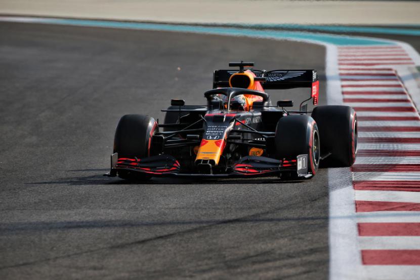 Pembalap Formula Satu (F1) dari tim Red Bull Max Verstappen saat beraksi di lintasan Sirkuit Yas Marina, Abu Dhabi.