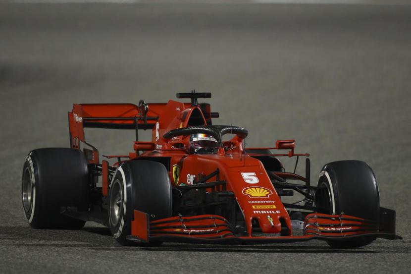 Pembalap Formula Satu Sebastian Vettel beraksi untuk terakhir kalinya bersama Ferrari pada GP Grand Prix Abu Dhabi di Sirkuit Yas Marina, Ahad (13/12).