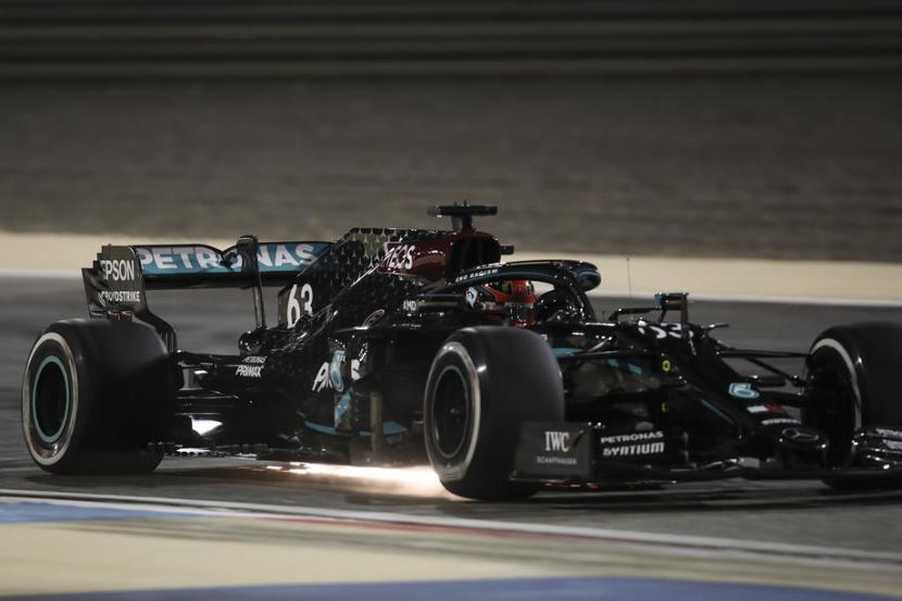 Pembalap George Russell beraksi menggunakan mobil Mercedes pada sesi latihan bebas Grand Prix Sakhir, Bahrain, Jumat (4/12).