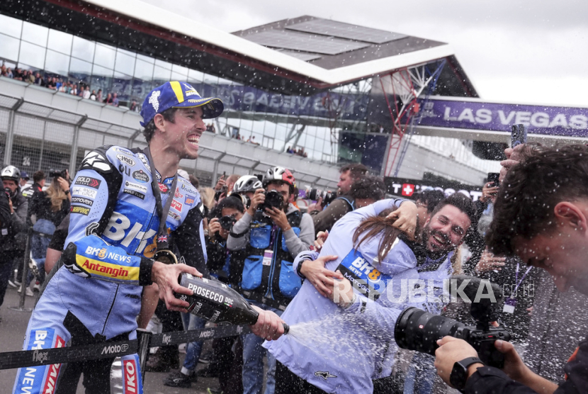 Pembalap Gresini Racing Alex Marquez merayakan kemenangannya dalam sprint race Grand Prix Inggris di Silverstone, Towcester, Inggris, Sabtu, 24 Mei 2025.  