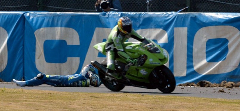 Pembalap Honda Gresini, Daijiro Kato, terkapar di sirkuit setelah tabrakan maut ke dinding pembatas.