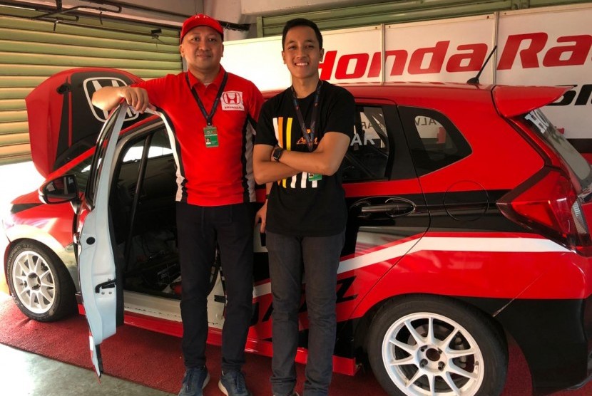  Pembalap Honda Racing Indonesia, Alvin Bahar (kiri), bersama putranya yang juga pembalap nasional, Avila Bahar.