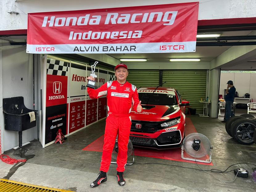 Pembalap Honda Racing Indonesia, Alvin Bahar tampil mentereng dengan finis juara di Putaran ketiga Kelas ISTCR 3600 Kejurnas balap mobil Indonesia Sentul Series of Motorsport (ISSOM), di Sirkuit Internasional Sentul, Bogor, Jawa Barat, Ahad (7/8/2022) sore. 