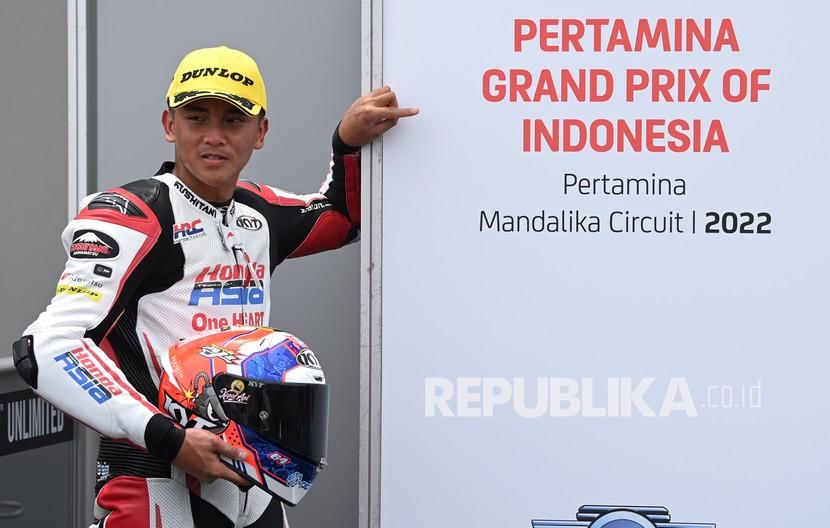 Pembalap Moto3 asal Indonesia Mario Suryo Aji (tengah) yang tergabung dalam Honda Team Asia.