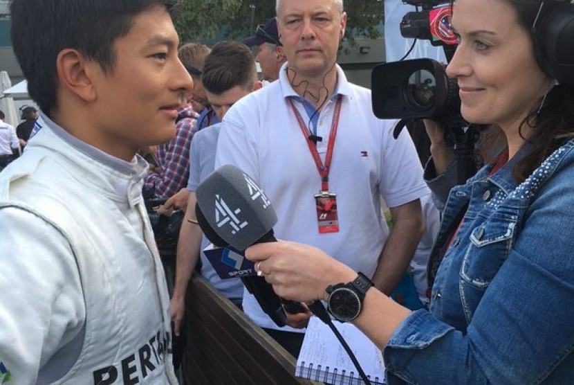 Pembalap Indonesia, Rio Haryanto usai balapan pertamanya di F1 Melbourne, Australia saat diwawancarai reporter televisi, Ahad (20/3)
