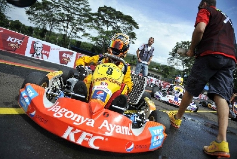 Pembalap Indonesia Sean Gelael bersiap menghadapi race 1 Kejuaraan Indonesia Kart Prix 2012 di Sirkuit Karting Internasional Sentul, Sabtu (28/1).