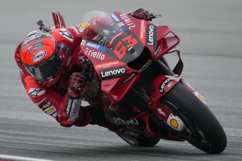 Pembalap Italia Francesco Bagnaia dari Ducati Lenovo Team mengemudikan sepeda motornya selama Grand Prix Sepeda Motor Malaysia di Sirkuit Internasional Sepang, Ahad, 23 Oktober 2022. 