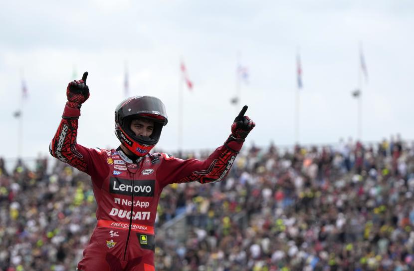 Pembalap Italia Francesco Bagnaia dari Ducati Lenovo Team merayakan kemenangannya dalam balapan MotoGP di Grand Prix Belanda di Assen, Belanda utara, Ahad, 26 Juni 2022. 
