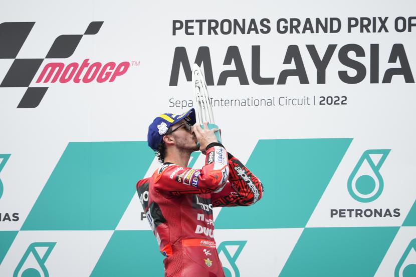 Pembalap asal Italia Francesco Bagnaia dari tim Ducati Lenovo Team merayakan kemenangannya di MotoGP selama upacara penghargaan di Grand Prix Malaysia di Sirkuit Internasional Sepang, Ahad, 23 Oktober 2022. 