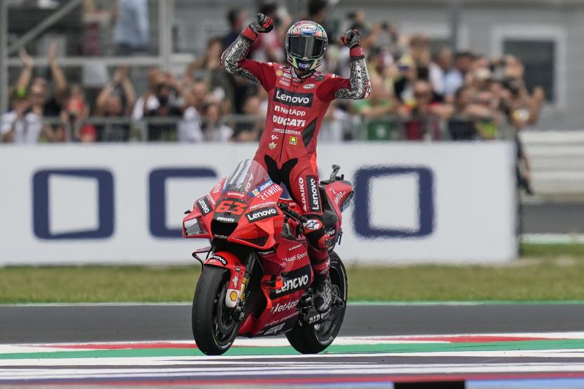Pembalap Italia Francesco Bagnaia mengendarai Ducati-nya saat ia merayakan kemenangannya dalam balapan MotoGP San Marino, di sirkuit Misano di Misano Adriatico, Italia, Minggu, 19 September 2021.