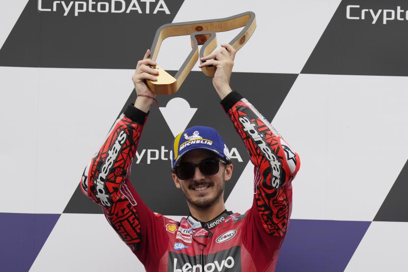 Pembalap Italia Francesco Bagnaia merayakan kemenangannya di podium balapan Moto GP sebagai bagian dari Grand Prix sepeda motor Austria di Red Bull Ring di Spielberg, Austria, Ahad, 21 Agustus 2022. 