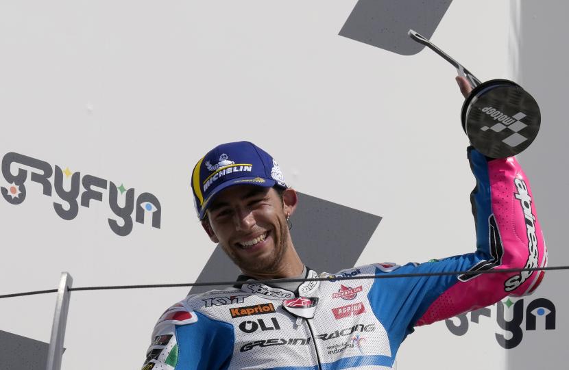 Pembalap Italia peringkat kedua Enea Bastianini dari Gresini Racing MotoGP merayakan setelah balapan MotoGP San Marino Motorcycle Grand Prix di sirkuit Misano di Misano Adriatico, Italia, Ahad, 4 September 2022. 