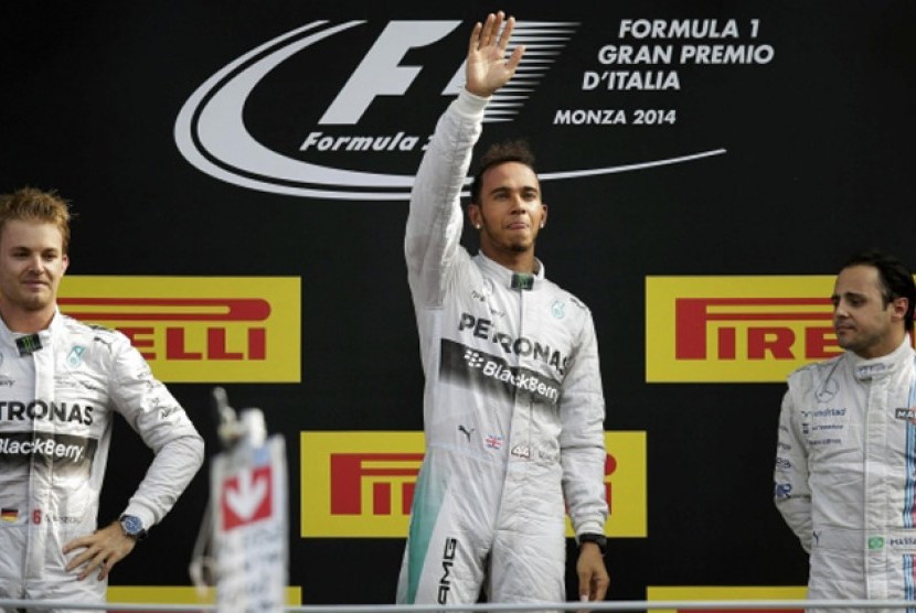 Pembalap Lewis Hamilton (tengah).
