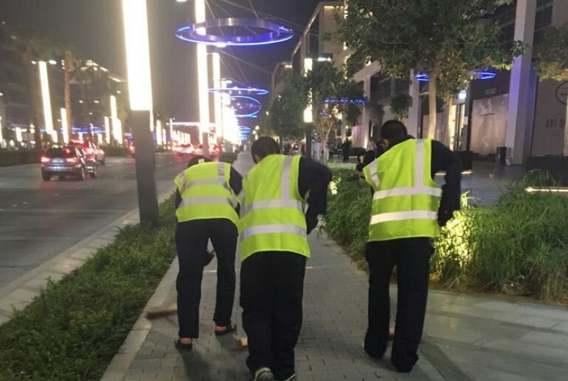 Pembalap liar di jalanan Dubai menjalani hukuman berupa bersih-bersih jalan selama empat jam per hari selama 30 hari