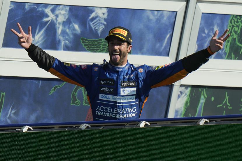 Pembalap McLaren Daniel Ricciardo dari Australia merayakan kemenangannya selama Grand Prix Formula Satu Italia, di arena pacuan kuda Monza, di Monza, Italia, Ahad, 12 September 2021.