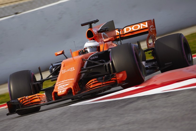Pembalap McLaren Honda, Fernando Alonso saat menjalani tes pramusim di sirkuit Catalunya, Spanyol, Rabu (1/3).