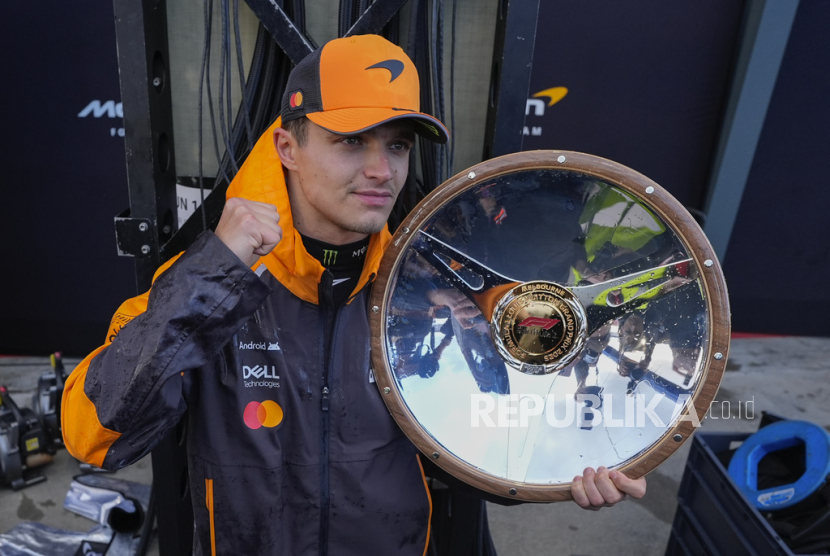 Pembalap McLaren Lando Norris asal Inggris berpose dengan trofinya setelah memenangkan Grand Prix Formula Satu Australia di Albert Park, di Melbourne, Australia, Ahad, 16 Maret 2025. 