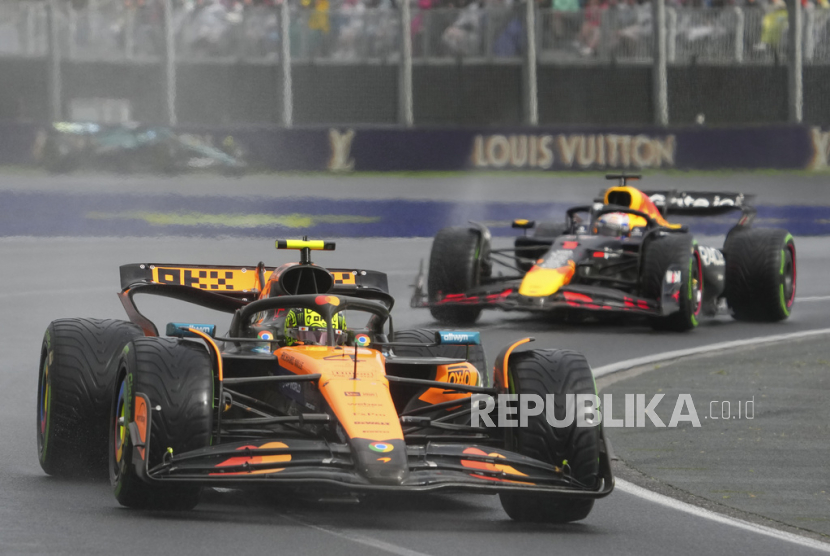 Pembalap McLaren Lando Norris memimpin balapan selama Grand Prix Formula Satu (F1) Australia di Albert Park, Melbourne, Australia, Ahad, 16 Maret 2025. 