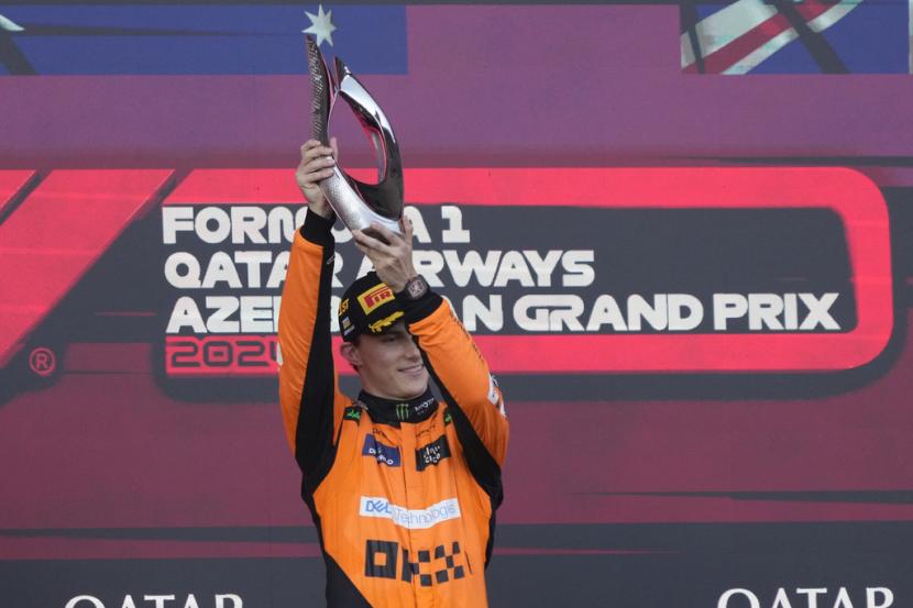 Pembalap McLaren Oscar Piastri asal Australia merayakan kemenangannya di Grand Prix Formula Satu di Baku, Azerbaijan, pada Ahad, 15 September 2024