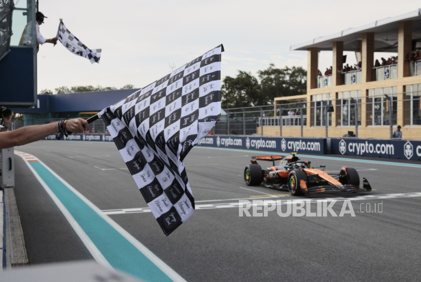 Pembalap McLaren Oscar Piastri dari Australia melintasi garis finis untuk memenangkan balapan mobil Formula Satu (F1) Grand Prix Miami di Sirkuit Internasional Miami, Amerika Serikat, Senin (5/5/2025) dini hari WIB.