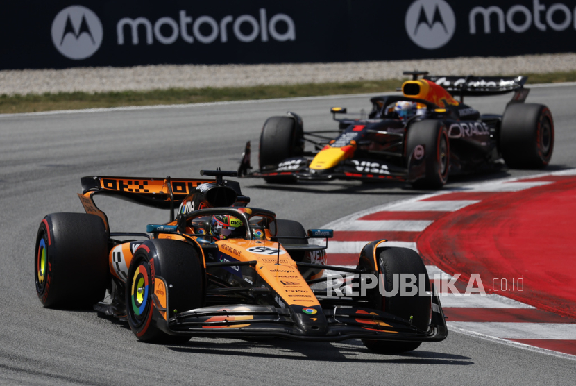 Pembalap McLaren Oscar Piastri menjuarai GP Spanyol.