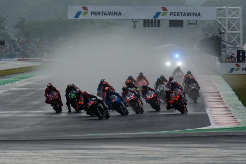 Pembalap memacu kecepatan sepeda motornya saat balapan MotoGP seri Pertamina Grand Prix of Indonesia 2022 di Pertamina Mandalika International Street Circuit, Lombok Tengah, NTB, Ahad (20/3/2022).