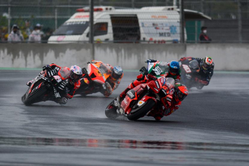 Pembalap memacu kecepatan sepeda motornya saat balapan MotoGP seri Pertamina Grand Prix of Indonesia 2022 di Pertamina Mandalika International Street Circuit, Lombok Tengah, NTB, Ahad (20/3/2022).