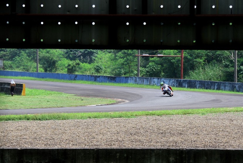 Pembalap memacu sepeda motornya di Sirkuit Internasional Sentul, Kabupaten Bogor, Jawa Barat, Rabu (30/3).