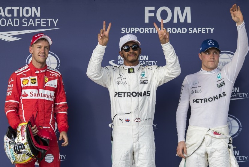 Pembalap Mercedes AMG GP asal Inggris Lewis Hamilton (tengah) mencatat waktu tercepat pada sesi kualififikasi balapan di Sirkuit Amerika, Texas, Ahad (22/10) dini hari WIB. Hamilton lebih cepat dibandingkan Sebastian Vettel (kiri) dari Ferrari dan rekan setimnya, Valtteri Bottas (kanan).