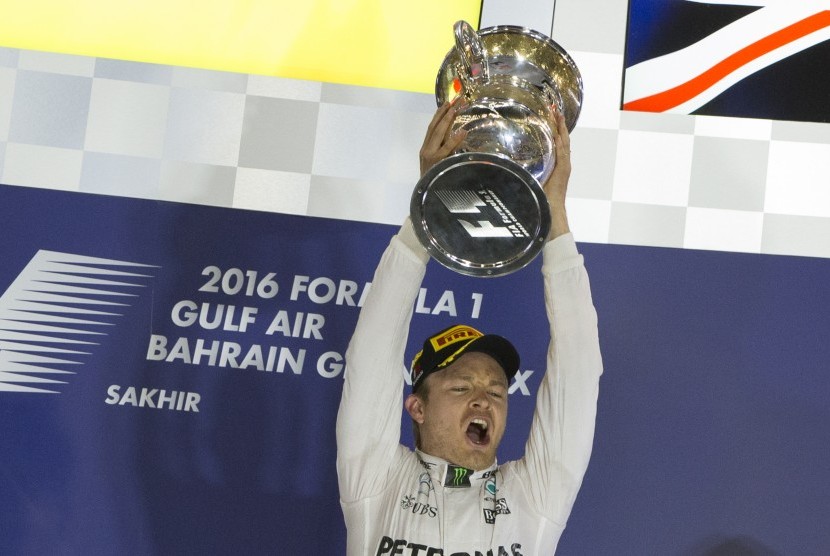 Pembalap Mercedes asal Jerman, Nico Rosberg, melakukan selebrasi usai menjuarai seri GP Bahrain di Sirkuit Sakhir, Manaman, Bahrain, Ahad (3/4). 