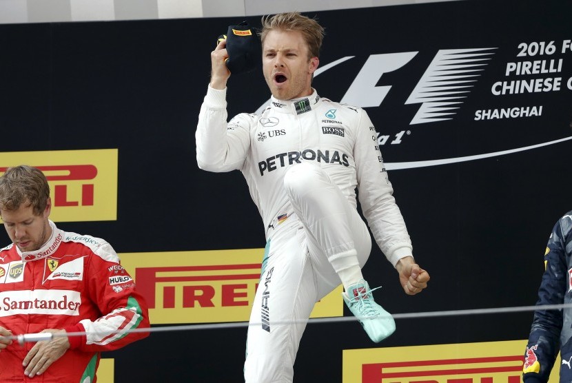 Pembalap Mercedes asal Jerman, Nico Rosberg, meluapkan kegembiraannya usai memenangkan balapan F1 seri GP Cina di Sirkuit Shanghai Internasional, Shanghai, Cina, Ahad (17/4). 