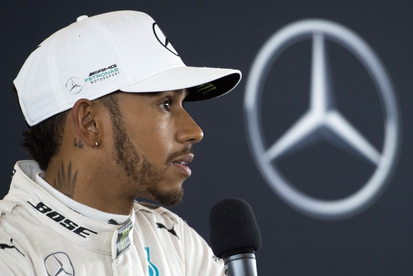 Pembalap Mercedes F1, Lewis Hamilton memberikan keterangan seusai mencoba mobil baru timnya di sirkuit Silverstone, Inggris, Kamis (23/2).