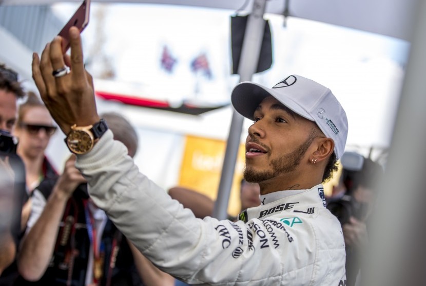 Pembalap Mercedes F1, Lewis Hamilton mengambil swafoto di sirkuit Albert Park, Melbourne, Australia, Kamis (23/3). Musim balap 2017 akan dimulai di Australia pada akhir pekan ini.