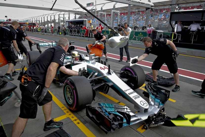 Pembalap Mercedes F1, Lewis Hamilton saat latihan bebas kedua GP Australia di sirkuit Albert Park, Melbourne, Jumat (24/3).