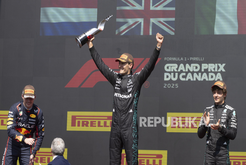 Pembalap Mercedes George Russell (tengah) dari Inggris, merayakan gelar juara saat berdiri di podium bersama pembalap Red Bull Racing Max Verstappen (kiri) dan pembalap Mercedes Kimi Antonelli pada balapan mobil F1 Grand Prix Kanada di Montreal, Senin, 16 Juni 2025 dini hari WIB.