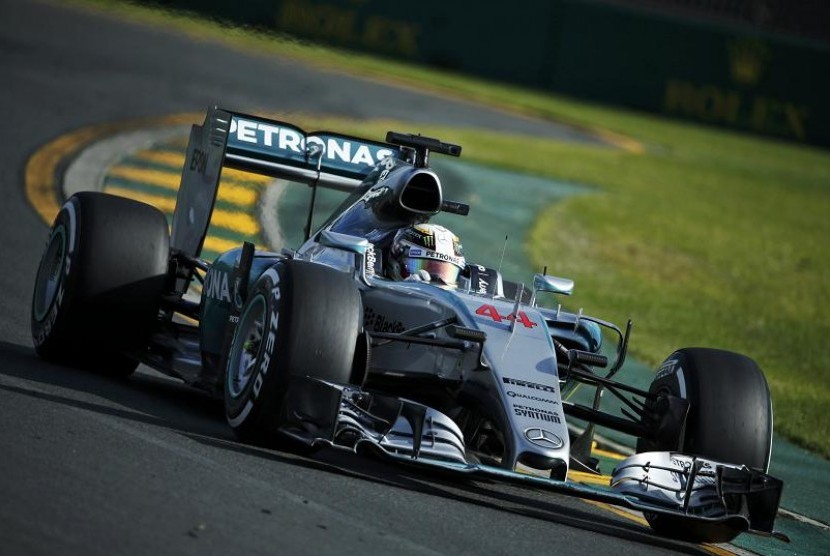 Pembalap Mercedes Lewis Hamilton.