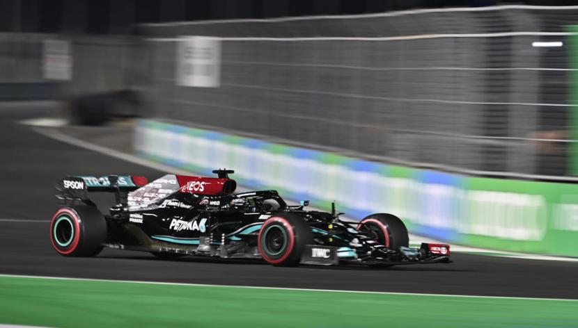 Pembalap Mercedes Lewis Hamilton beraksi dalam kualifikasi GP Arab Saudi di Sirkuit Jeddah, Sabtu (4/12).