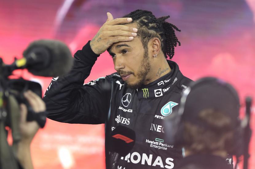 Pembalap Mercedes Lewis Hamilton dari Inggris bereaksi setelah finis kedua di Formula Satu Grand Prix Abu Dhabi di Abu Dhabi, Uni Emirat Arab, Ahad 12 Desember 2021. 