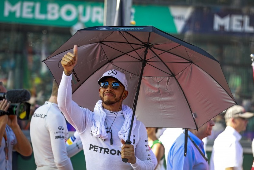 Pembalap Mercedes, Lewis Hamilton di sirkuit Albert Park, Melbourne, Australia, Ahad (26/3).