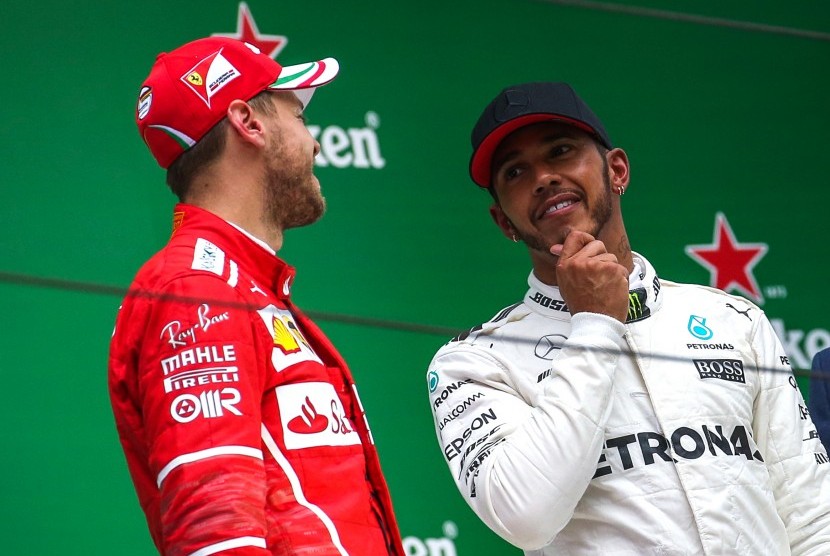 Pembalap Mercedes, Lewis Hamilton (kanan) dan pembalap Ferrari, Sebastian Vettel di podium GP Cina akhir pekan lalu.