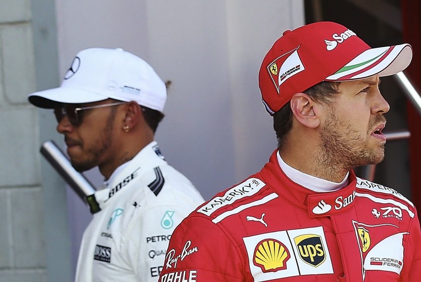 Pembalap Mercedes, Lewis Hamilton (kiri) dan pembalap Ferrari, Sebastian Vettel di GP Spanyol 2017.
