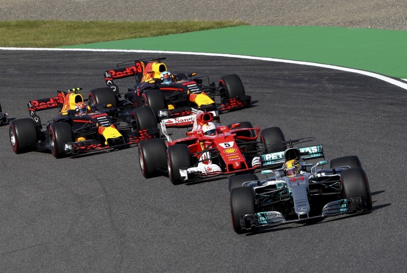 Pembalap Mercedes, Lewis Hamilton memimpin di depan pembalap Ferrari, Sebastian Vettel selepas start GP Jepang di Sirkuit Suzuka, Ahad (8/10). Vettel gagal finis pada balapan kali ini.