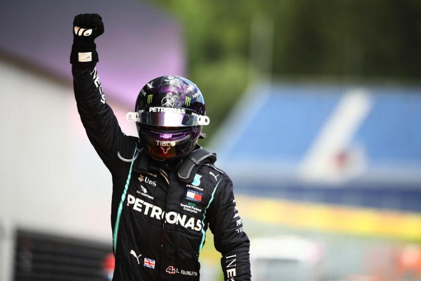Pembalap Mercedes, Lewis Hamilton mengepalkan tangannya ke atas usai meraih kemenangan GP Austria, Ahad (12/7).