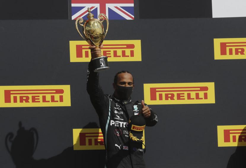 Pembalap Mercedes, Lewis Hamilton merayakan gelar juara di GP Inggris, Ahad (2/8).