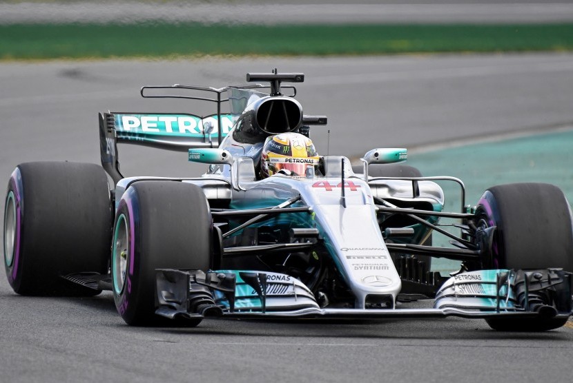 Pembalap Mercedes, Lewis Hamilton pada sesi kualifikasi GP Australia, di sirkuit Albert Park, Melbourne, Sabtu (25/3).